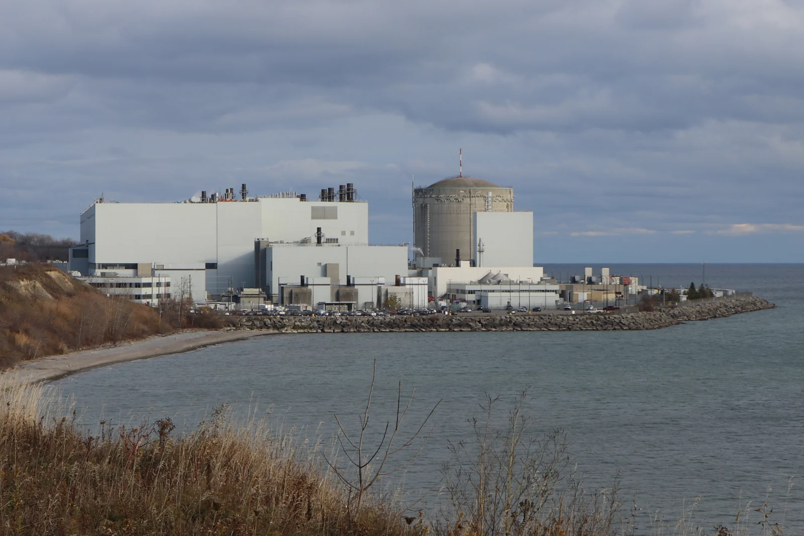 A nuclear generating station on Ontario’s waterfront, photographed in the supplied document.